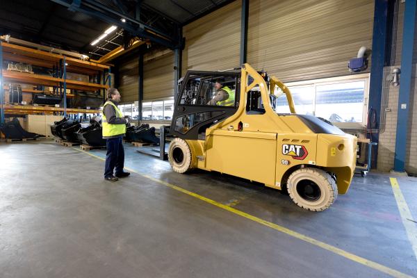 Elektryczny wózek widłowy czołowy CAT EP60-120N(H) - obrazek 2