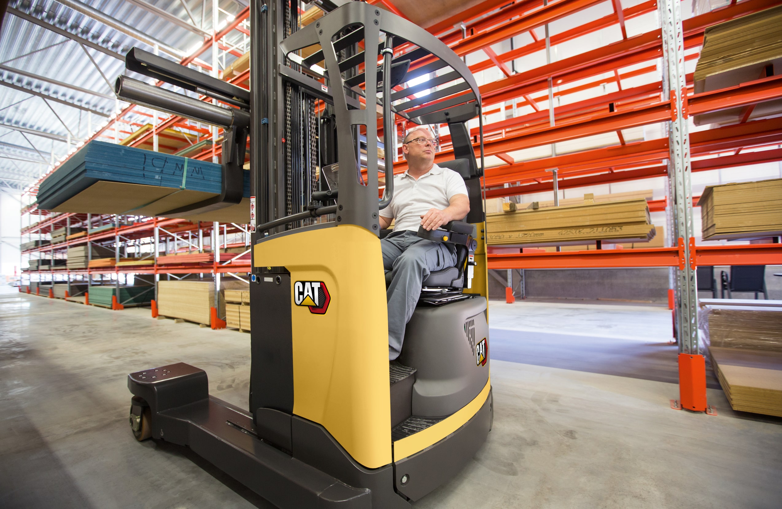 Czterokierunkowy elektryczny reach truck CAT NRM20-25N3 - obrazek 3