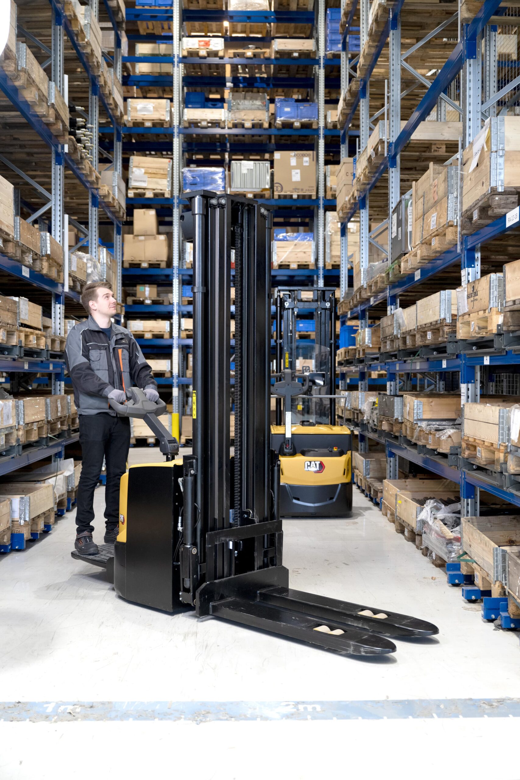 Elektryczny stacker prowadzony CAT NSP10-16N3(R)(IR)(S) - obrazek 3