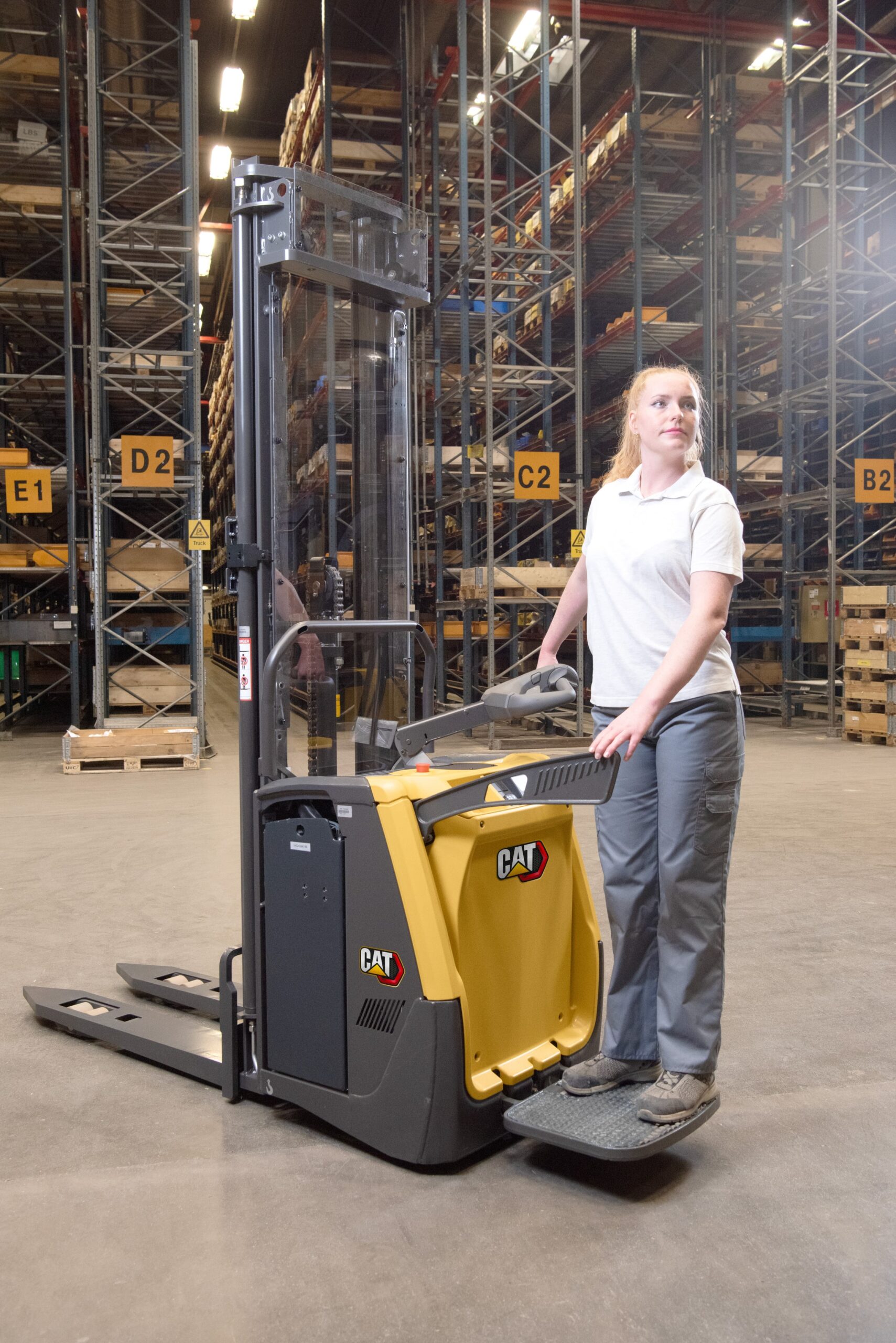 Elektryczny stacker z platformą CAT NSV12-16N3(I) / NSF12-16N3(I)(R)(S) - obrazek 2