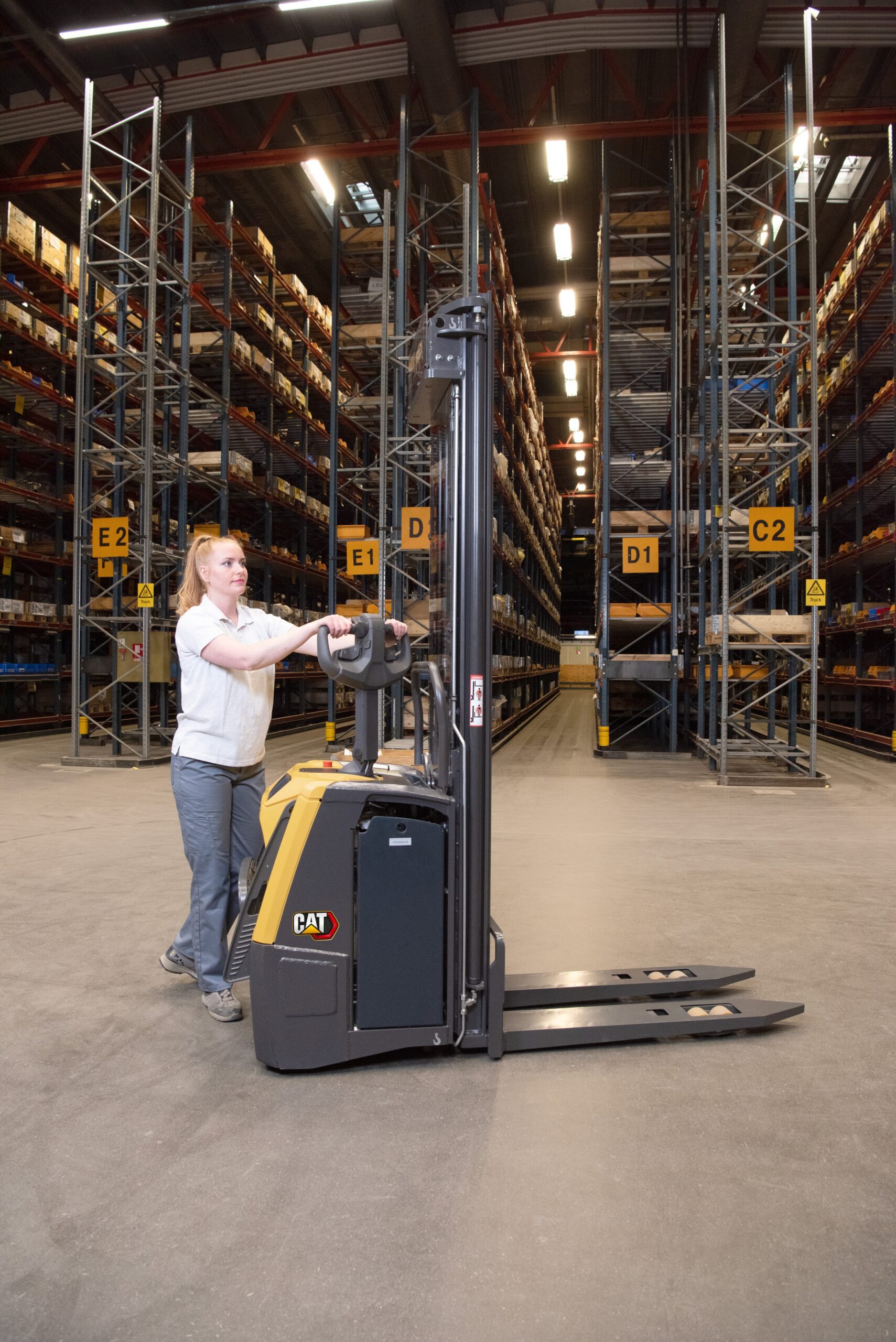 Elektryczny stacker z platformą CAT NSV12-16N3(I) / NSF12-16N3(I)(R)(S) - obrazek 3